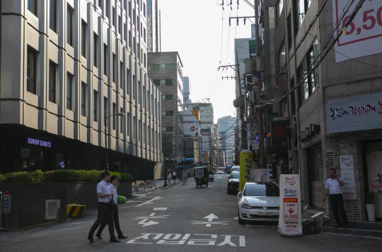 디지털타임스 연중켐페인 '풀뿌리상권 살려내자'자문위원과 취재진이 방문한 충무로 영화의 거리. 과거 영화사와 필름 제작소가 넘쳐나 한국영화계의 본토로 불렸던 이곳은 '영화의 거리'란 이름이 무색할 정도로 영화와 관련된 콘텐츠와 시설을 찾기 힘들다.     이슬기 9904sul@